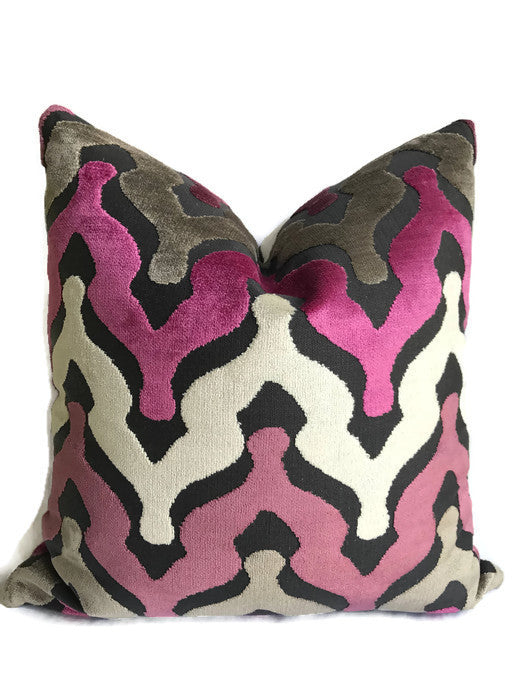 http://dekowepillows.com/cdn/shop/products/pink2_e5b7ba18-ba40-4295-a9d1-fe2bb6f330da_1200x1200.jpg?v=1569014394